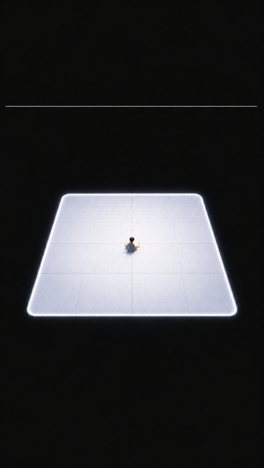 Das Interface Ein Kind sitzt auf einer Fläche und schaut in ein Buch.